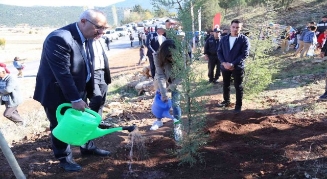 Çamelinde fidanlar toprakla buluştu