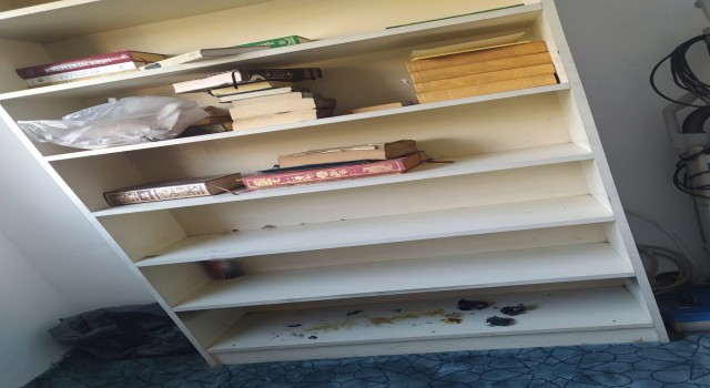 Camiye içki şişesiyle girdi, sigara içti, Kuran-ı Kerime tekme attı