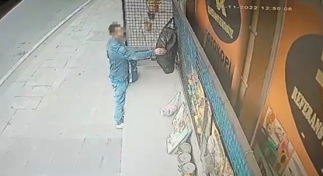 Çantaları önce inceledi daha sonra kendisininmiş gibi çalıp götürdü: O anlar kamerada
