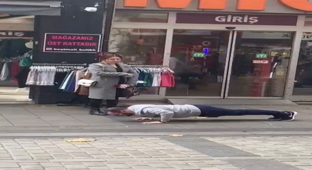 Çarşı ortasında şınav çektirdi