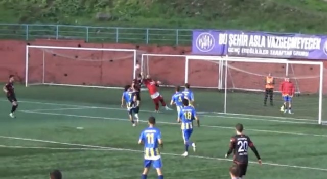 Çaycumasporun kalecisi Demirdelenin maçta yaşadığı kazada kafatası çatladı...O anlar amatör kamerada