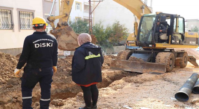 Çermikte yeni yerleşim yerlerine altyapı hattı döşeniyor