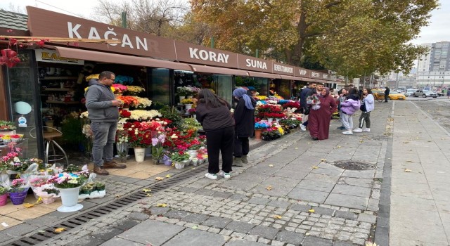 Çiçekçilerde Öğretmenler Günü mesaisi yoğun geçiyor