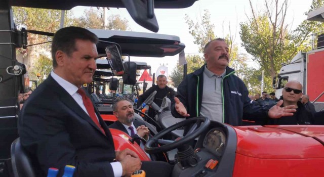 Çiftçi traktör alamıyor diyen Sarıgüle Traktör yetiştiremiyoruz yanıtı