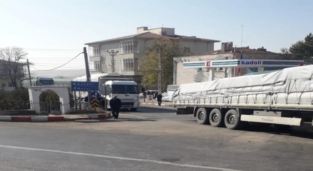 Çiftçiler karayolunu trafiğe kapattı