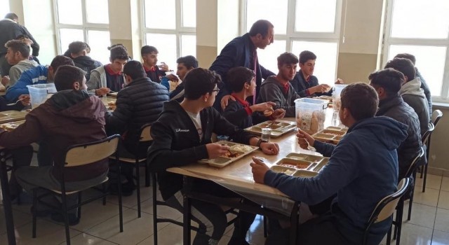 Çıldır Milli Eğitim Müdürü Yıldız pansiyon öğrencileri ile bir araya geldi