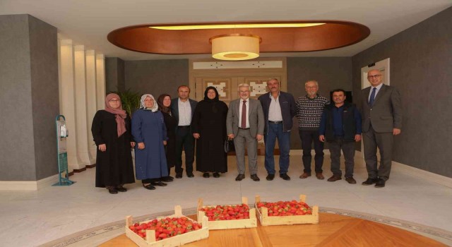 Çilek üreticisi kadınlara Başkan Erdemden tam destek