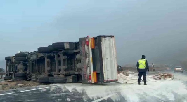 Çimento yüklü TIR devrildi: 1 yaralı