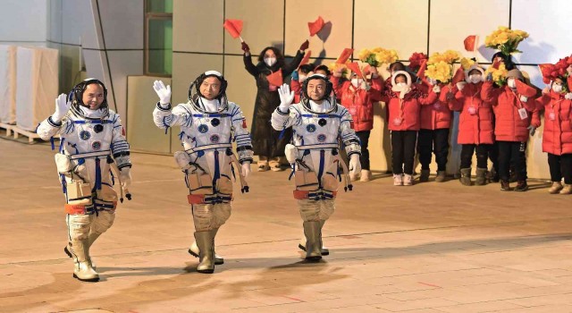 Çin, Tiangong Uzay İstasyonuna görev değişimi için 3 astronot gönderdi