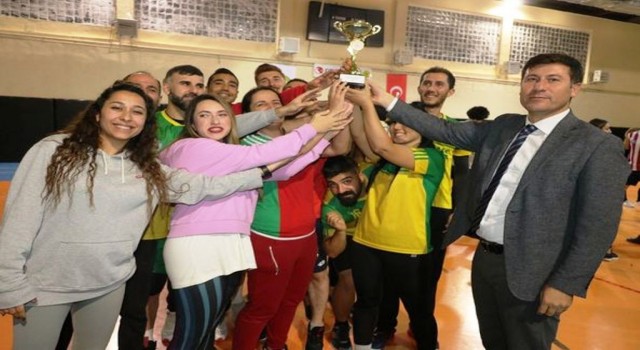Cizrede 32 takımın yarıştığı voleybol turnuvası sona erdi