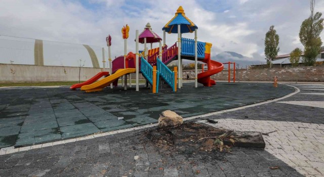 Çocuk parkına çirkin saldırı