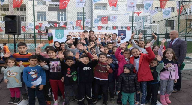 Çocuk parkları birer birer yenileniyor