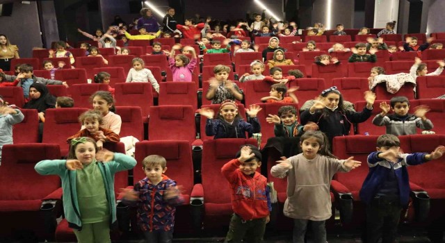 Çocuklar dijital sinemada Doru çizgi filmini izledi