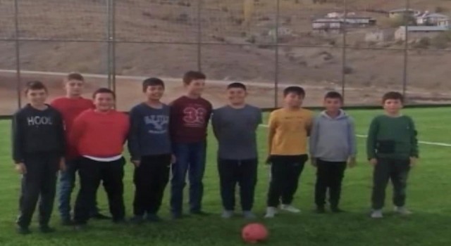 Çocuklar, halı sahaya kirlenmesin diye ayakkabısız girdi