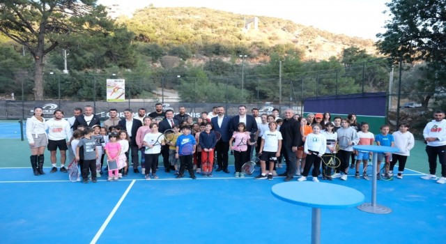 Çocuklara ücretsiz tenis kursu