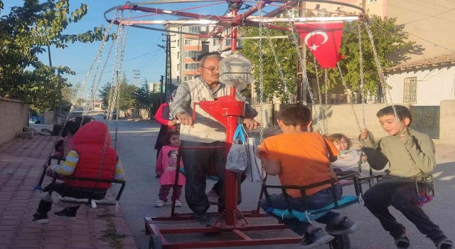 Çocukların nostaljik seyyar salıncak eğlencesi