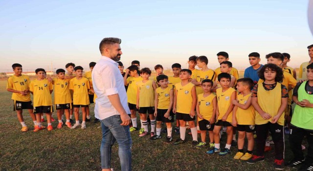Çocukluk hayalini gerçekleştirdi, gençleri kötü alışkanlıklardan uzak tutmak için futbol kulübü kurdu