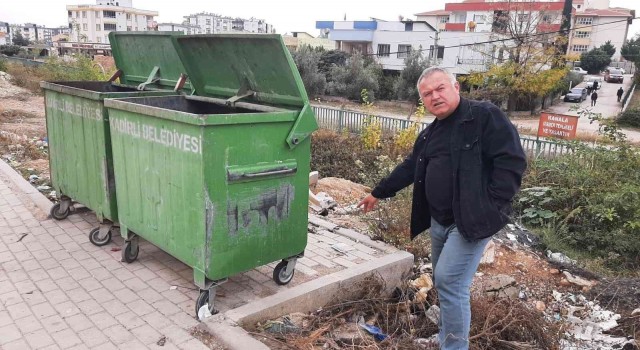 Çöpe atılan çuvaldan yavru köpekler çıktı