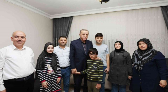 Cumhurbaşkanı Erdoğan, görme engelli hafız Ravzanuru evinde ziyaret edip çay içti