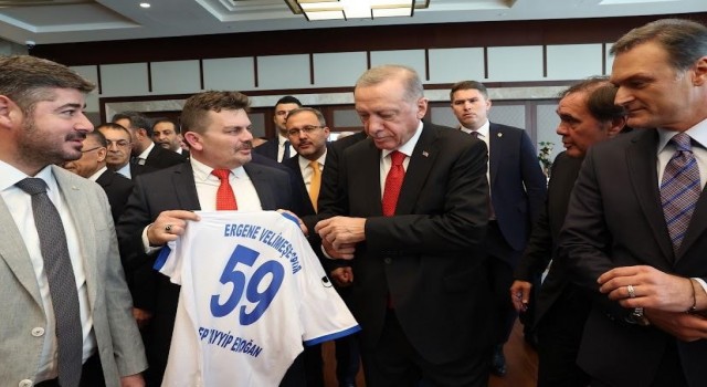Cumhurbaşkanı Erdoğana 59 numaralı Ergene Velimeşespor forması