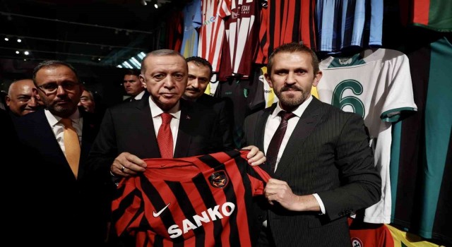 Cumhurbaşkanı Erdoğana Gaziantep FK forması