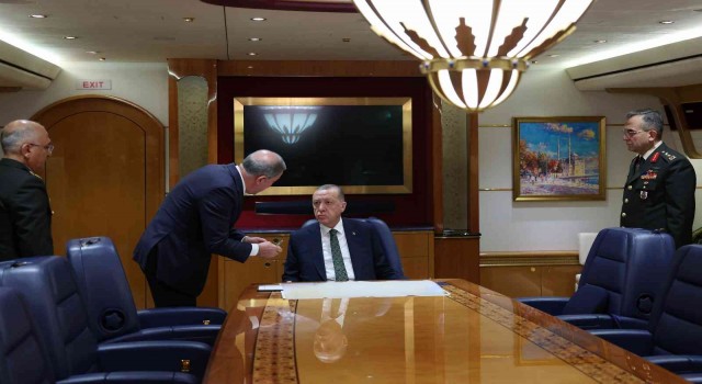 Cumhurbaşkanı Recep Tayyip Erdoğanın ‘Pençe-Kılıç Hava Harekatının emrini verdiği anlara dair fotoğraf ve görüntü paylaşıldı.