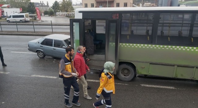 D-100de yolcu indiren halk otobüsüne otomobil çarptı: 4 yaralı