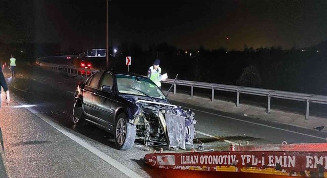 D-140da kontrolden çıkan otomobil bariyerlere çarptı: 1 yaralı