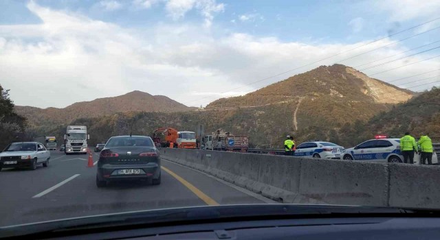 D-650de meyve yüklü kamyon devrildi, tonlarca muz yola savruldu