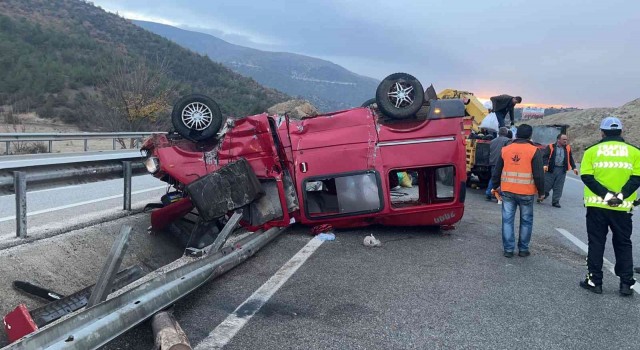 D100de bariyerlere çarpan minibüs takla attı: 2 yaralı