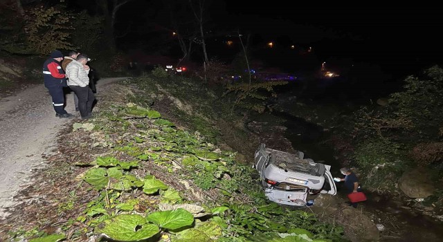 Dağ evinden dönerken otomobil dereye uçtu: 4 yaralı