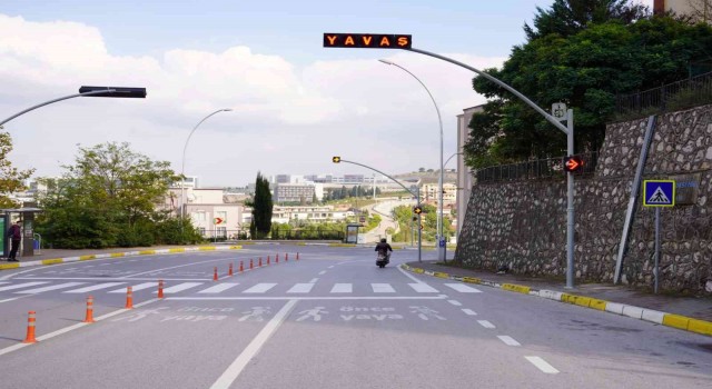 Daha güvenli ulaşım için o caddeye 28 uyarı ikaz flaşörü konuldu