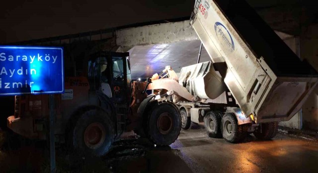 Damperi açık unutunca köprüye takılıp kaldı