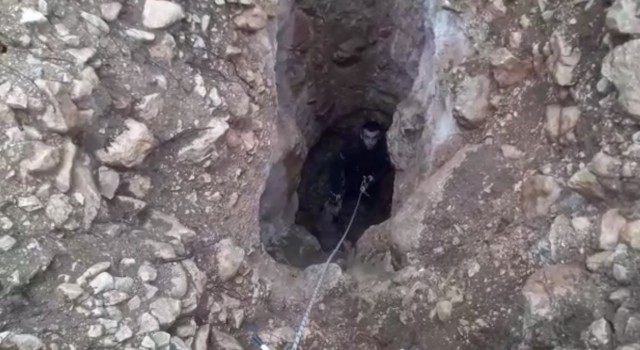 Definecilerin açtığı çukura düştü, itfaiye kurtardı