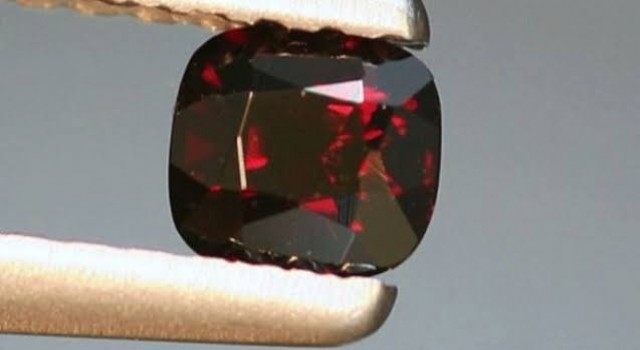 Definecilerin evinde piyasa değeri 200 milyon lira olan Painite taşı ele geçirildi