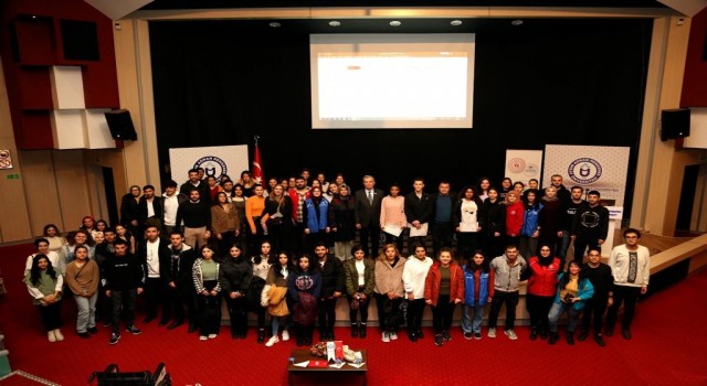 Dekan Prof. Dr. Turan Akkoyun, gençlere takım çalışmasını anlattı