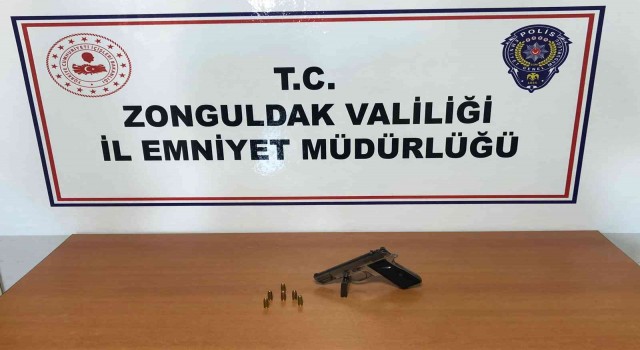 Denetimlerde aranan 4 kişiden uyuşturucu ve silah çıktı