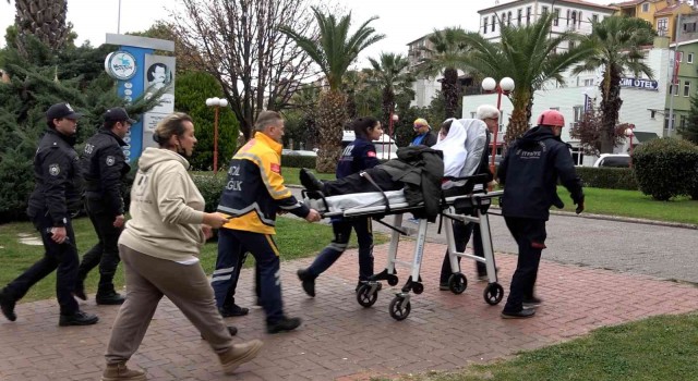 Denize atlayan kızı vatandaşlar kurtardı