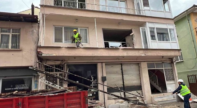 Deprem bölgesinde ağır hasarlı ilk evin yıkımına başlandı