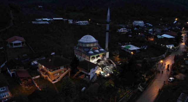 Deprem bölgesinde ilk yıkım: Hüzünlü gözlerle çalışmaları izlediler