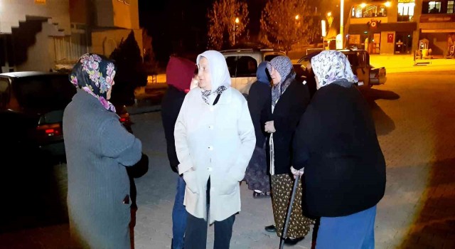 Deprem sonrası Boluda vatandaşlar kendilerini sokağa attı