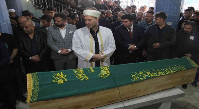 Depremde balkondan atlayarak hayatını kaybeden Efe toprağa verildi