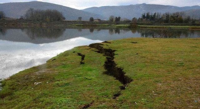 Depremin ardından oluşan yarıklar böyle görüntülendi