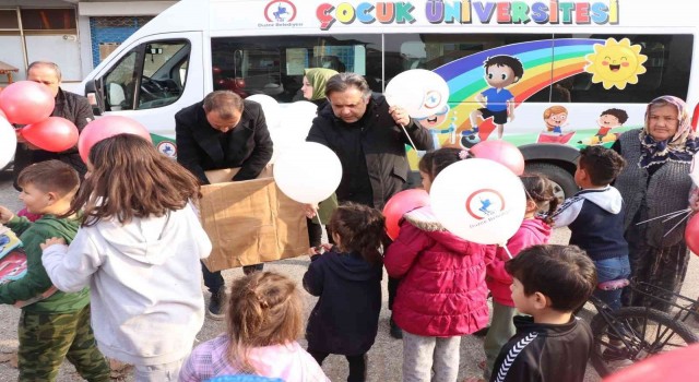 Depremin sarstığı çocuklara sevgi eli