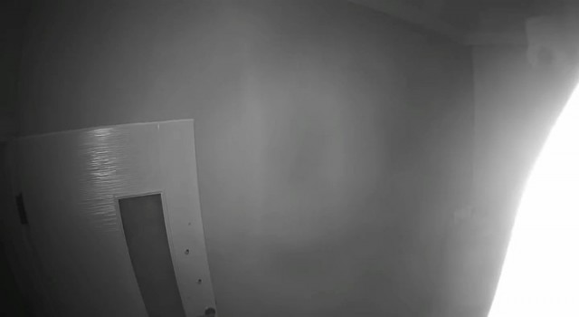 Depremin şiddeti güvenlik kamerasına yansıdı