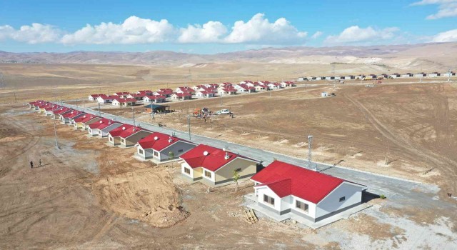 Depremzede vatandaşlara konutlarının anahtarları teslim edildi
