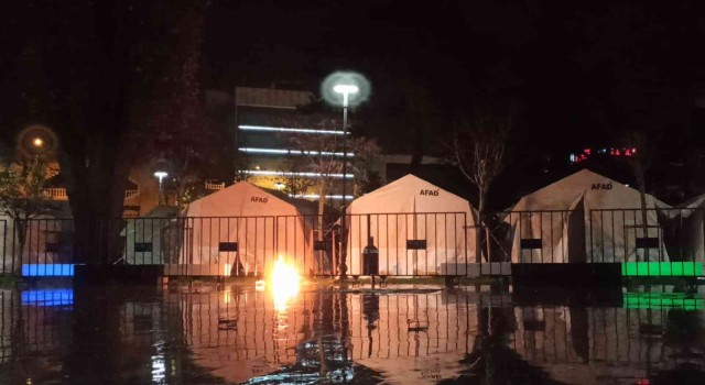 Depremzedeler için kurulan çadırkentte korkutan yangın