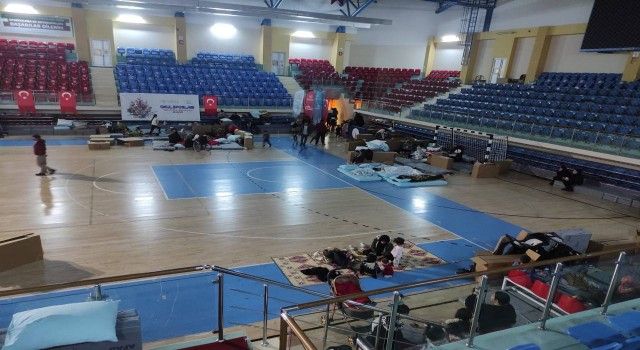 Depremzedeler spor salonlarında kalıyor