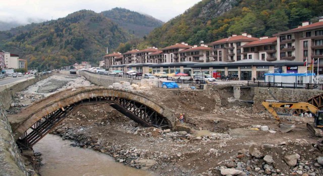 Derelide 2 yıl önce yaşanan selde zarar gören tarihi kemer köprünün onarımına başlandı