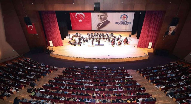 Dev orkestra Neşet Ertaşın türkülerini seslendirdi